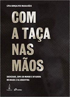 capa do livro com a taca nas maos sociedade copa do mundo e ditadura no brasil e na argentina